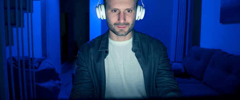 Jak światło niebieskie wpływa na zasypianie?